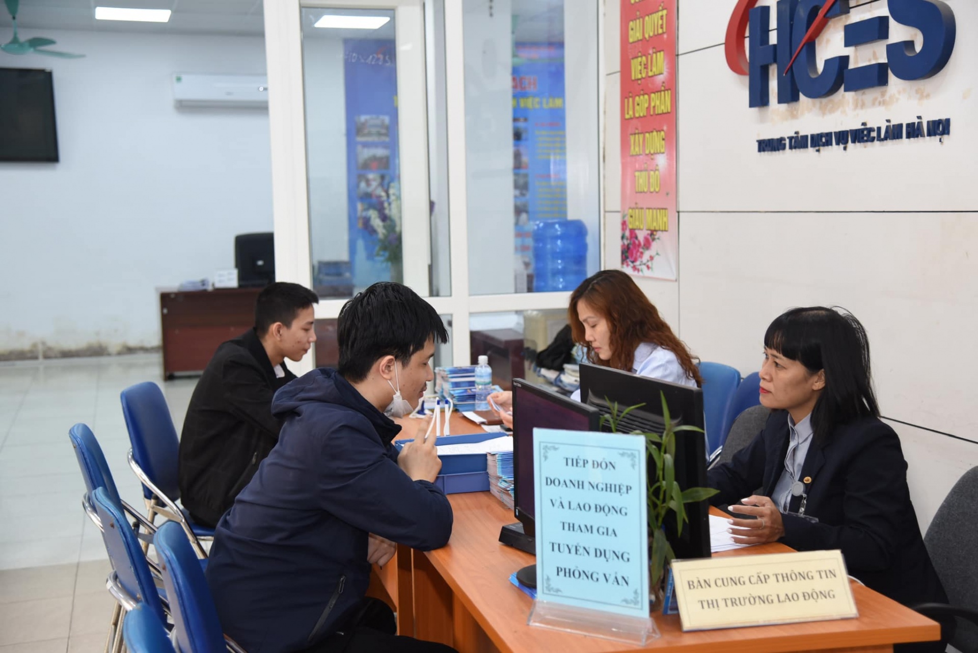 Người lao động cần làm gì khi bị giãn việc, mất việc?