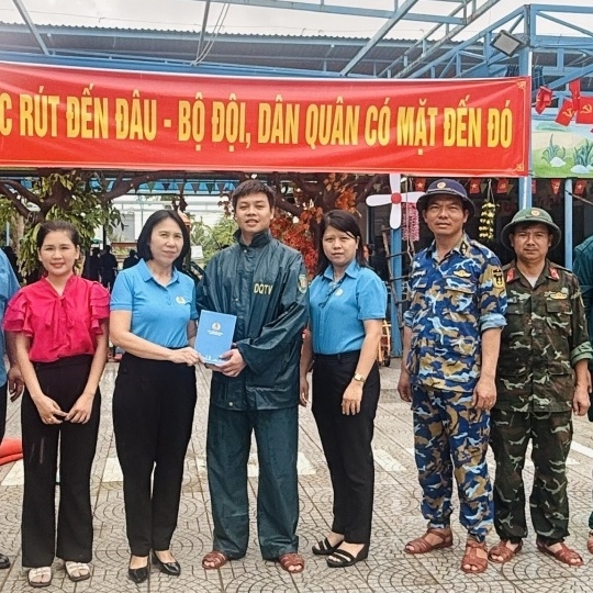 Giữa "biển nước" Đà Nẵng, Công đoàn mang "hơi ấm" đến lực lượng tuyến đầu