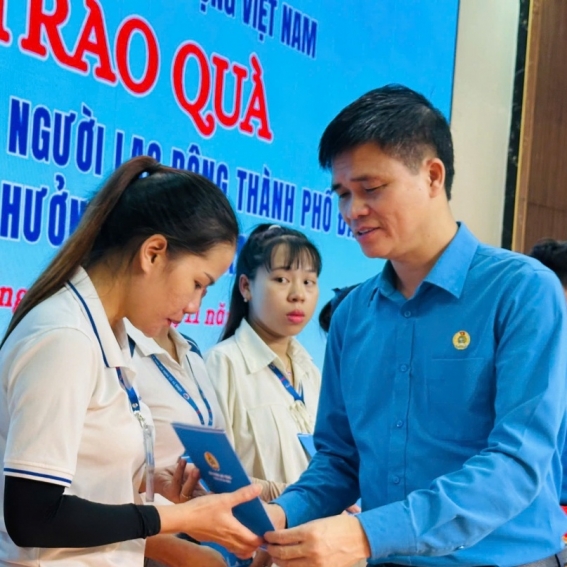 Tổng LĐLĐ Việt Nam trao hỗ trợ công nhân Đà Nẵng bị thiệt hại do bão lũ