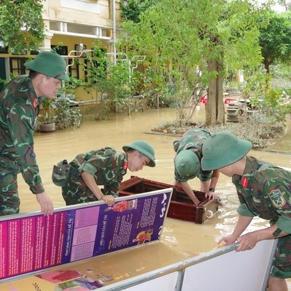 Hơn 20 xã, phường ở Huế bị ngập lụt, các lực lượng dốc sức làm sạch môi trường