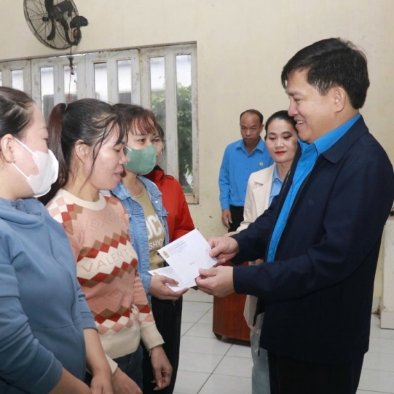 Công đoàn chia sẻ, tiếp sức cho người lao động ở vùng lũ Quảng Trị